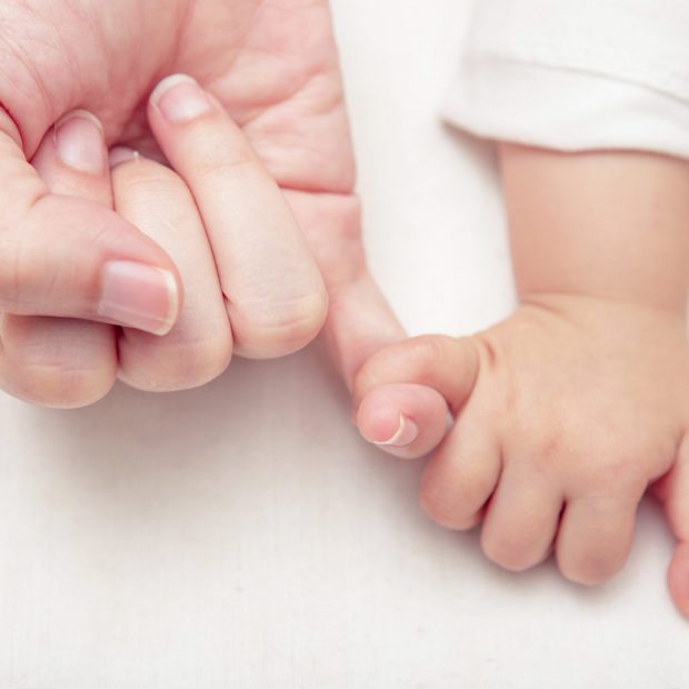 Eltern und Baby Hände
